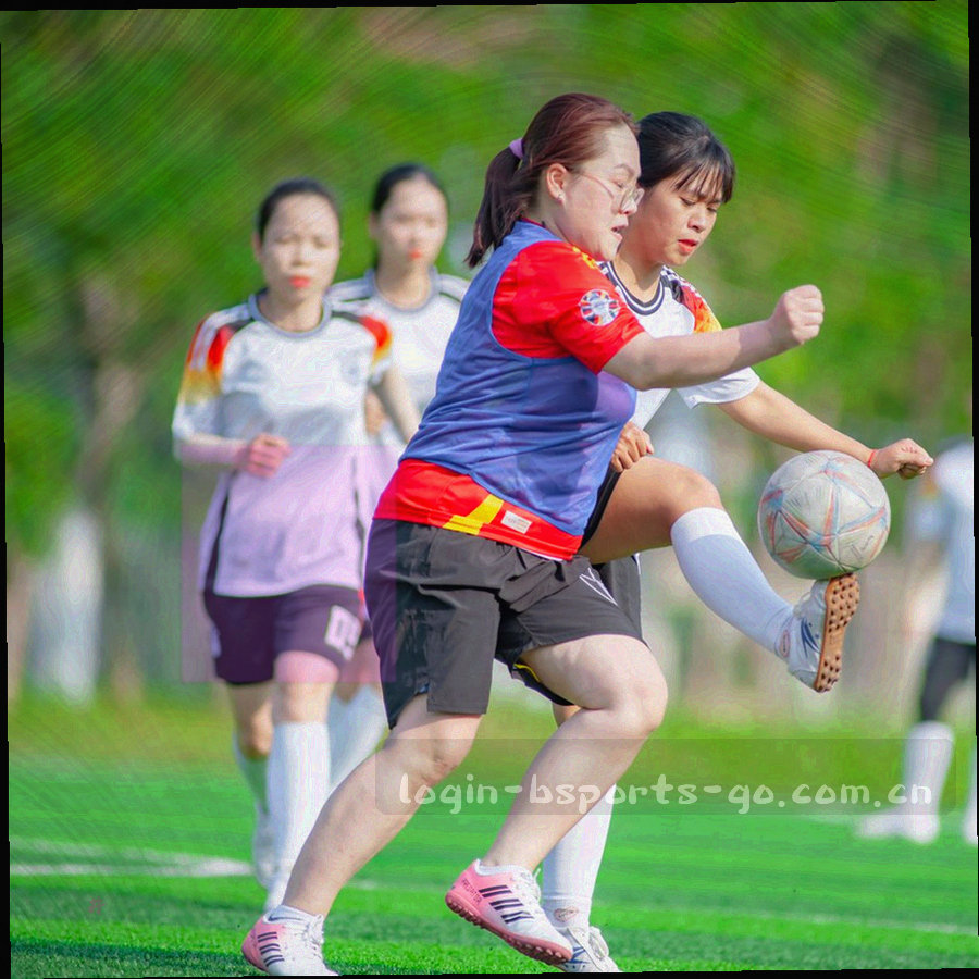 多张球队资料卡以轻微角度层叠，卡片上印有等宽字体的字段编号与直角边缘